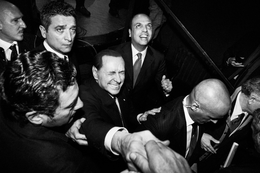 Silvio Berlusconi, accompagnato dal segretario del Popolo della libertà Angelino Alfano, saluta i suoi sostenitori a chiusura del comizio che si è tenuto nel teatro Politeama, a Palermo, febbraio 2013. (Gianni Cipriano)